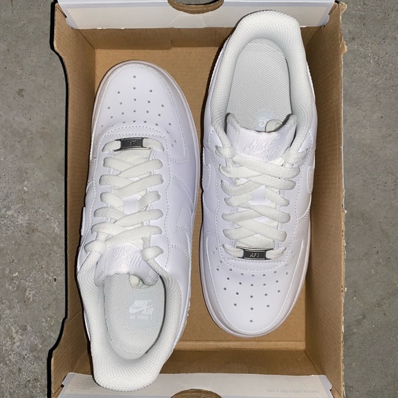 Women’s Nike Air Force 1 ‘07 Triple White - Picture 2 of 3